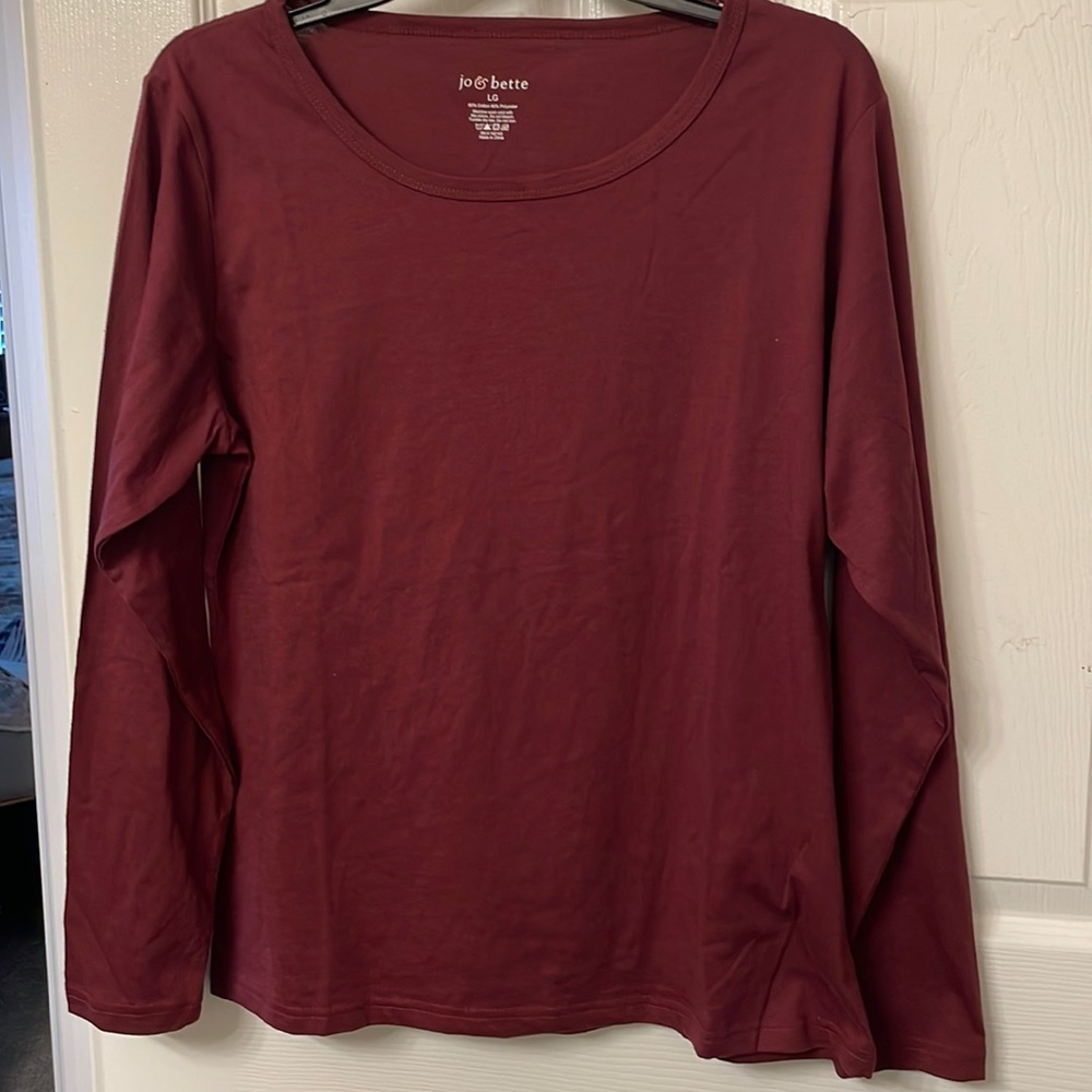 Long sleeved tee.